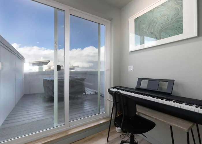 West Seattle - Mins To Downtown!